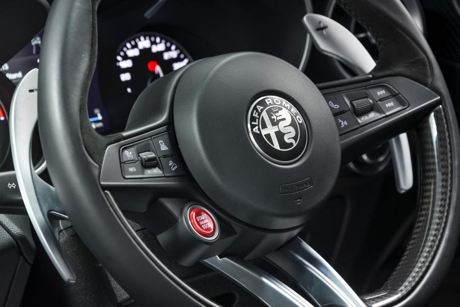 Детали интерьера Alfa Romeo Stelvio Quadrifoglio (949) 2019 года  (ZA) (фото 9 из 42)